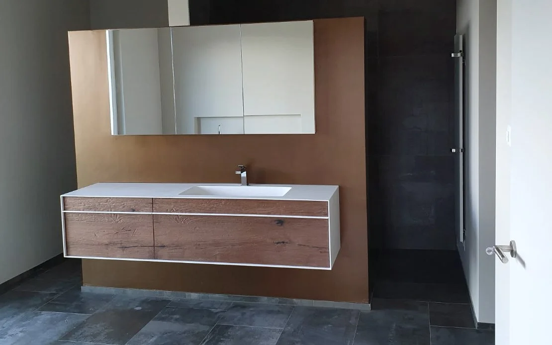 Modernes Badezimmer mit warmen Farbtönen und exakter Linienführung