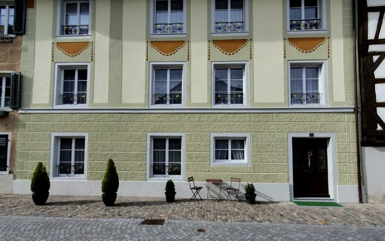 Fassadenarbeiten mit Gerüst an einem Gebäude