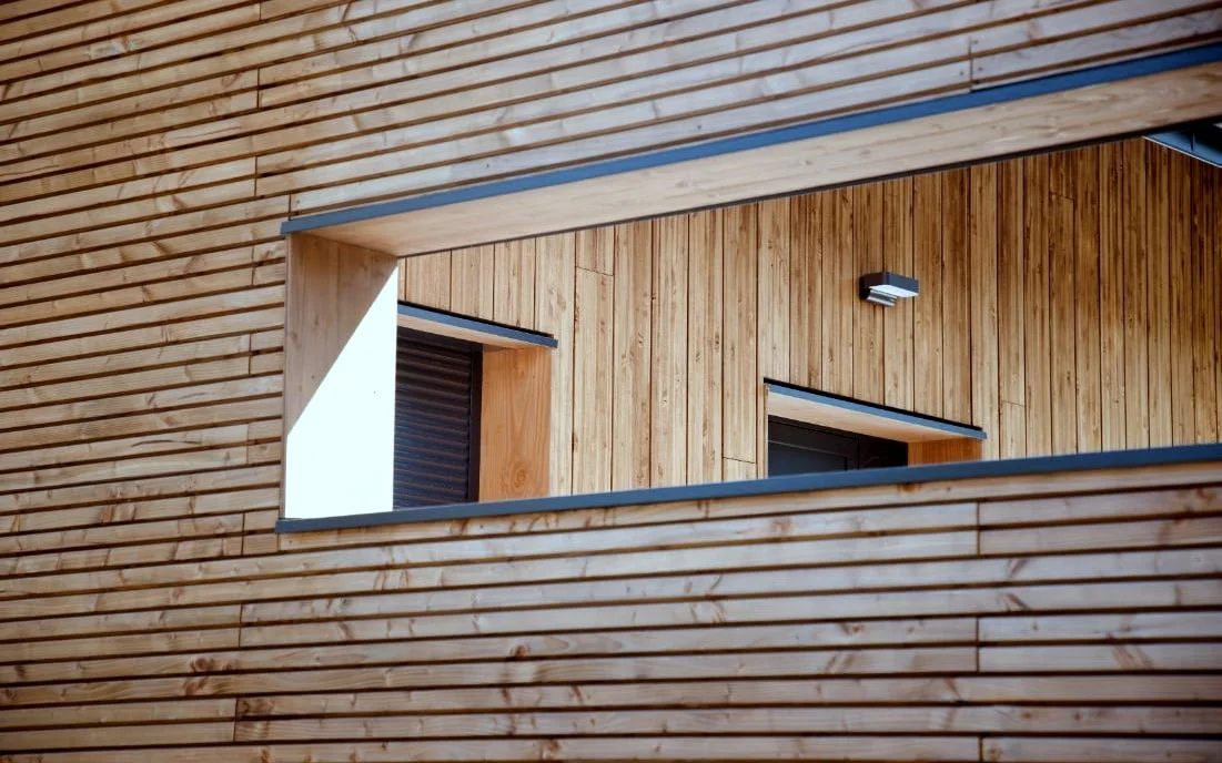 Gepflegte Holzfassade eines modernen Gebäudes