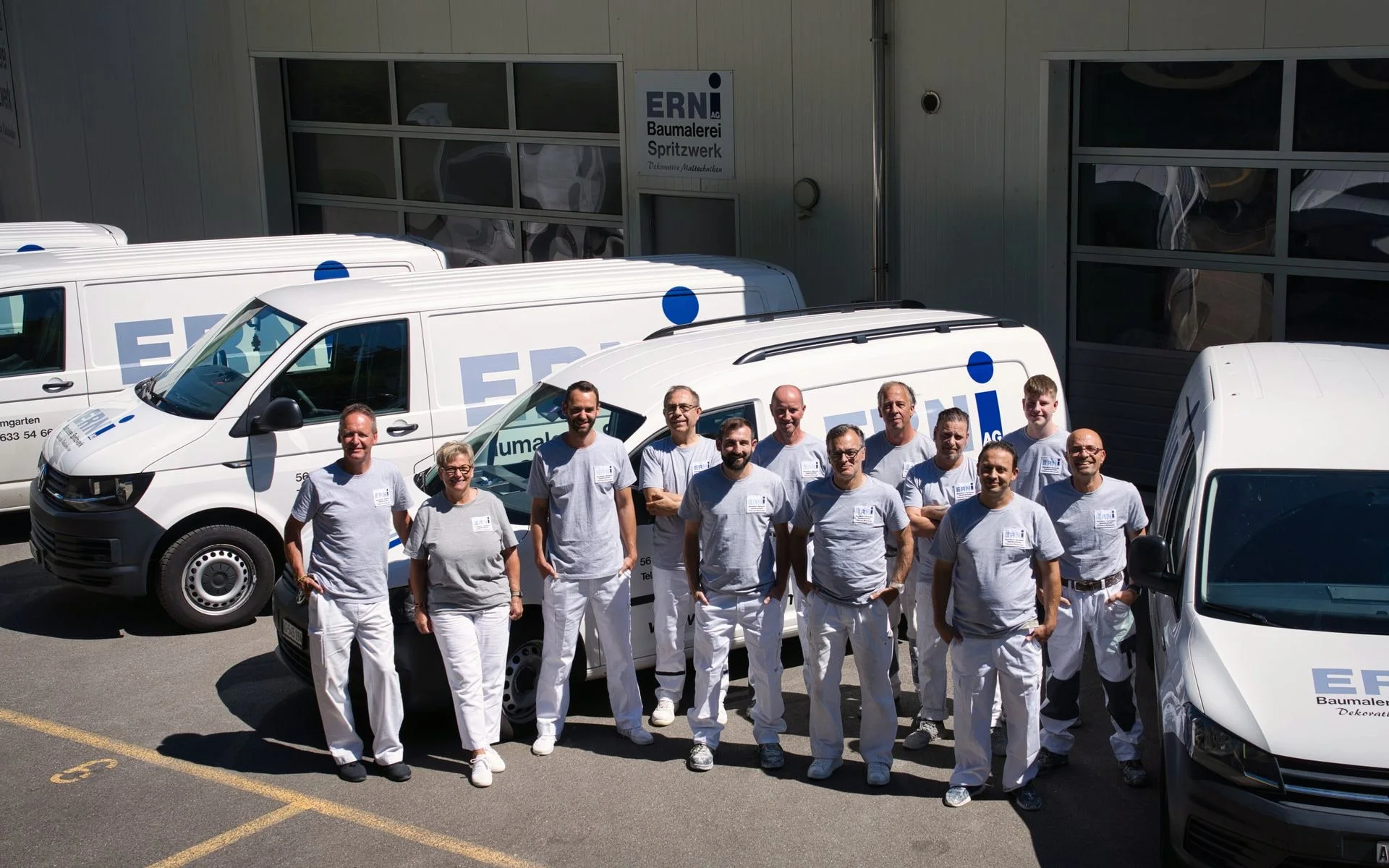 Das Team der Erni AG mit den Firmenfahrzeugen in Bremgarten