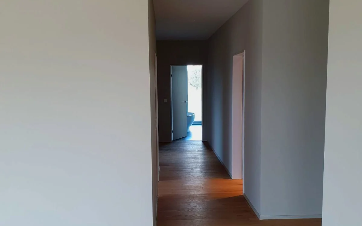 Neu gestrichener Flur mit sauberen Kanten