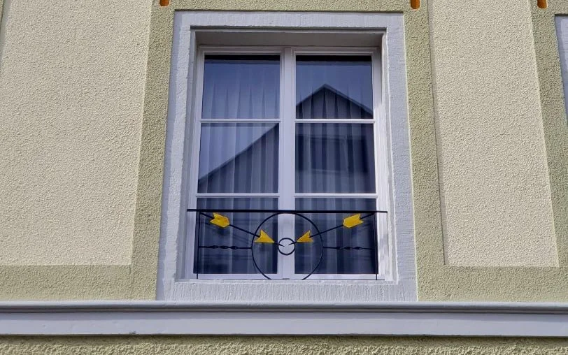 Professionell renovierte Gebäudeaussenfassade