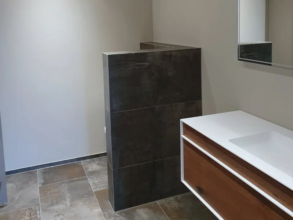 Modern gestrichenes Badezimmer mit feiner Linienführung