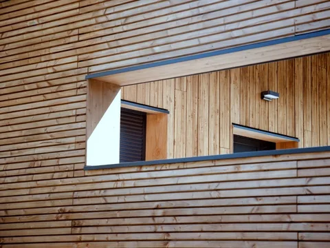 Moderne Holzfassade mit Holzschutz