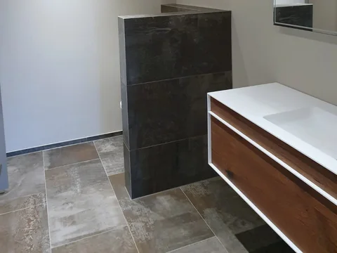 Modernes Badezimmer mit warmen Farbtönen