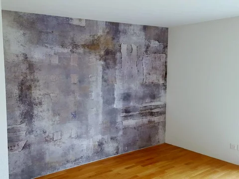 Wand mit abstrakter Mustertapete