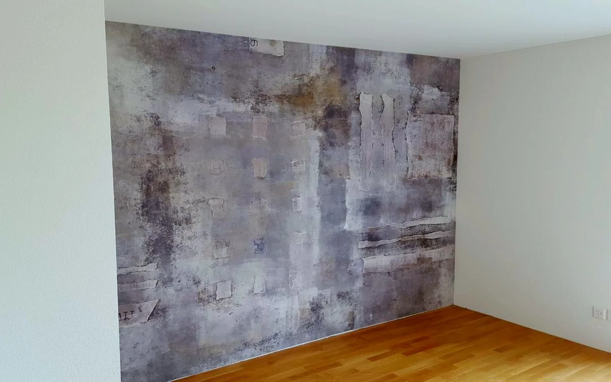 Wand mit abstrakter Designtapete