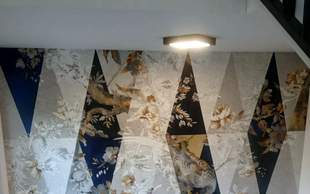 Wohnraum mit akzentuierter Tapetenwand